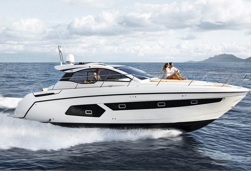 43-foot Azimut motor yacht underway at speed